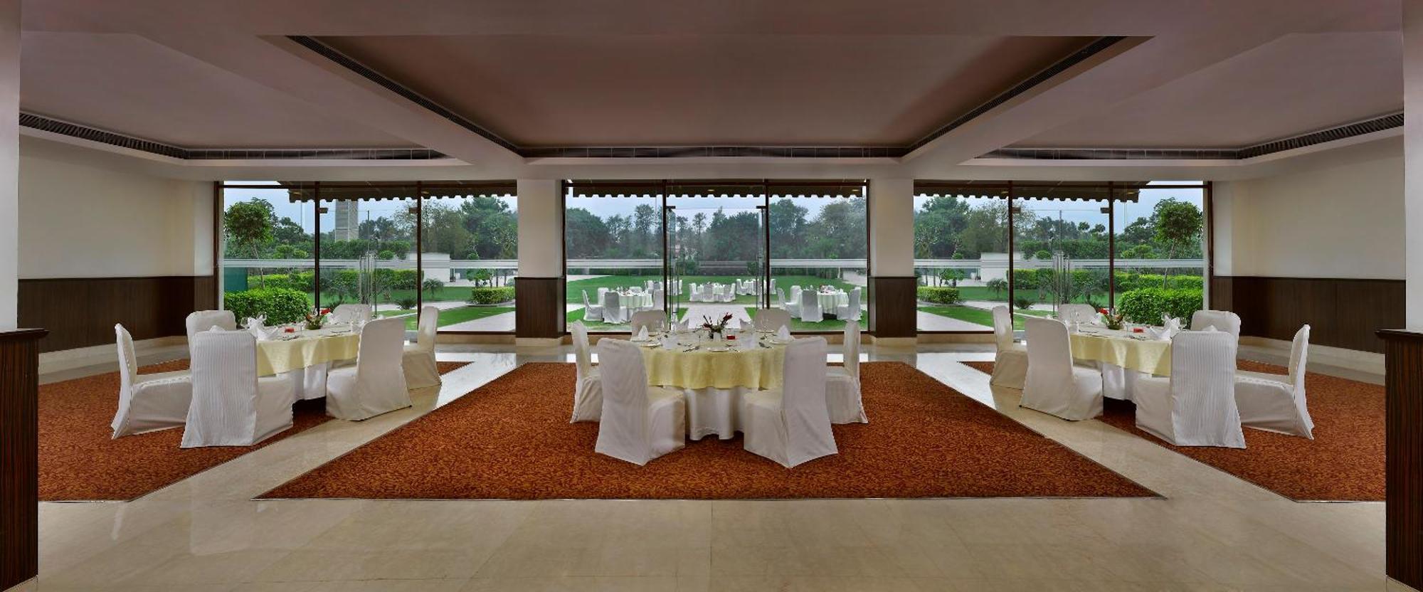 Four Points By Sheraton New Delhi, Airport Highway Exterior photo