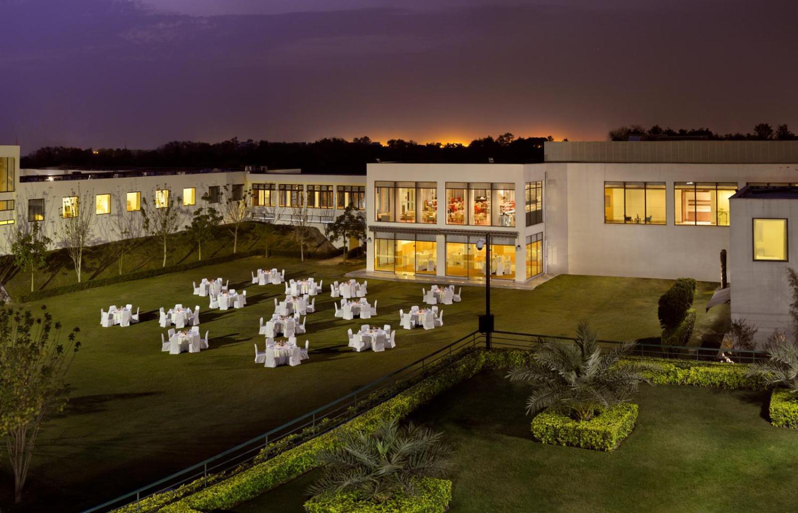 Four Points By Sheraton New Delhi, Airport Highway Exterior photo