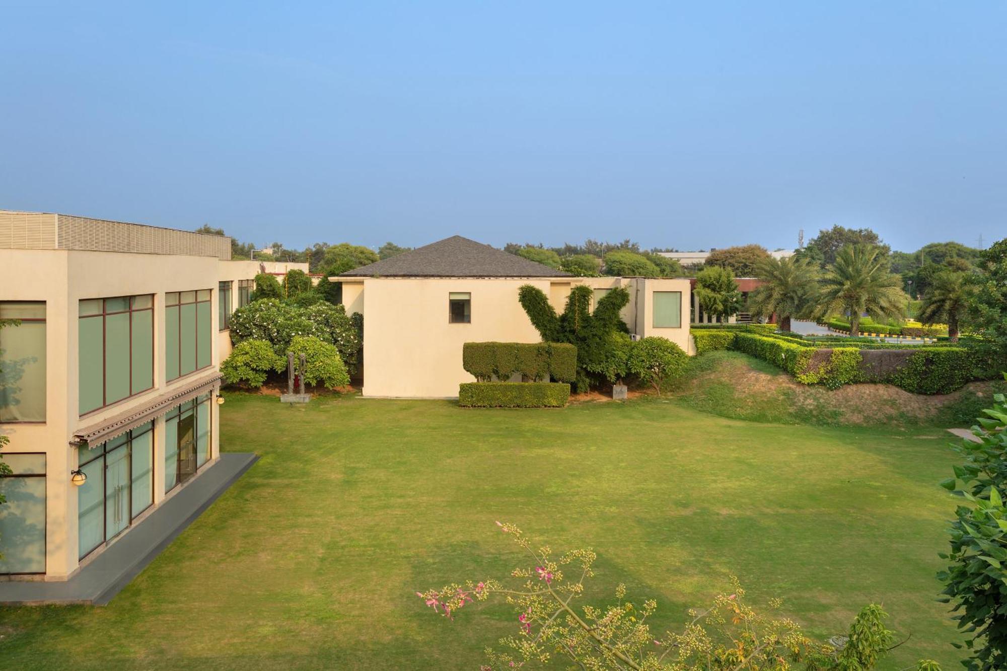 Four Points By Sheraton New Delhi, Airport Highway Exterior photo
